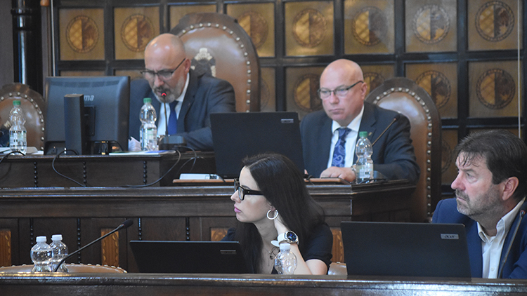 AKTUALIZOVÁNO: Bouřlivé zastupitelstvo, protestovalo se a křičelo