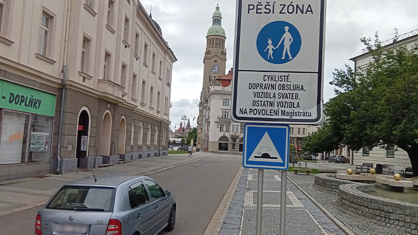 AKTUALIZOVÁNO: Náměstí v Prostějově je plné aut