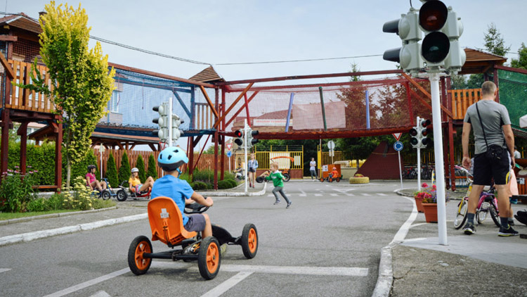 Dětské dopravní hřiště dostalo  PENÍZE na káry a koloběžky