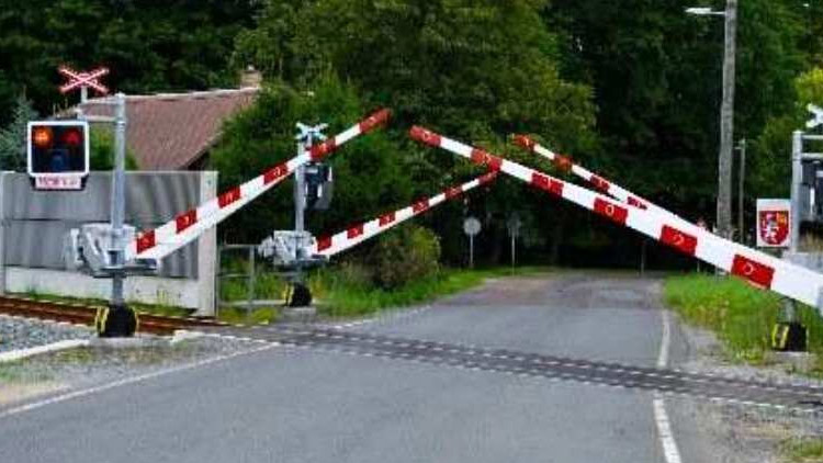 Přejezd v Kostelci bude obklíčen jednosměrkami