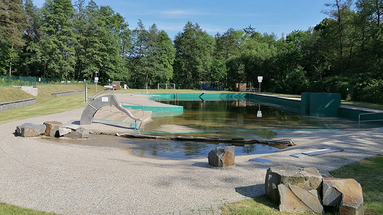Koupaliště, biotopy  i aquapark zejí prázdnotou