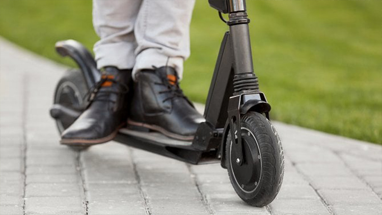 Na chodníku srazil  a vážně zranil dítě!