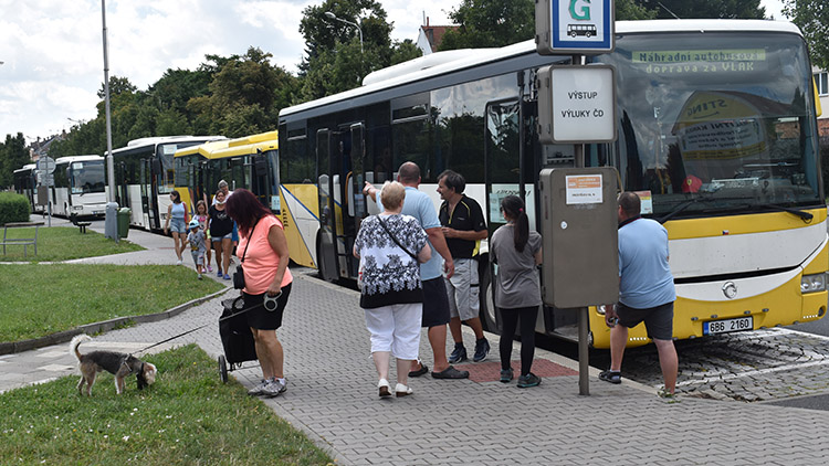 Pozor! Místo vlaků jezdí do Olomouce i Nezamyslic autobusy