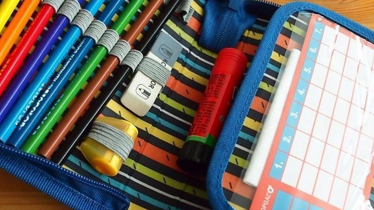 S výdaji na školní pomůcky může potřebným pomoci na začátku školního roku i stát