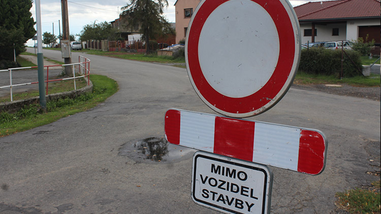 Lešany jsou uzavřeny z obou stran!