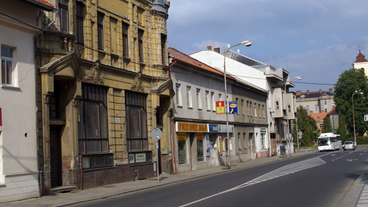 Zamyšlená chodkyně u divadla  vstoupila přímo před auto