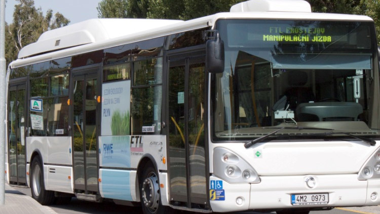 Slevy na jízdném od zítřka zase poloviční