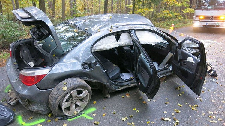 Zfetovaný mladík  zdemoloval BMW