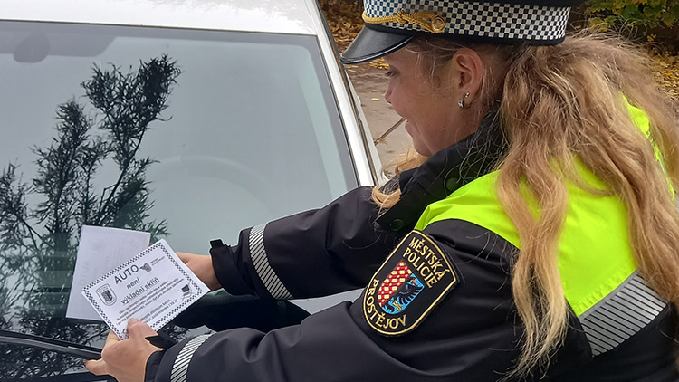 Strážníci budou hlídat hřbitovy i parkoviště