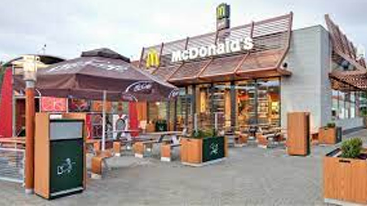 Pracovníci provozovny  McDonald's zaučeni