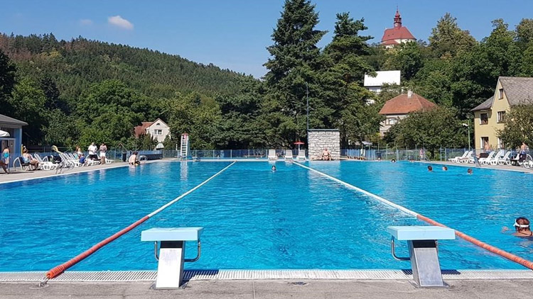 Oblíbené koupaliště ve Stražisku v pátek otevřelo
