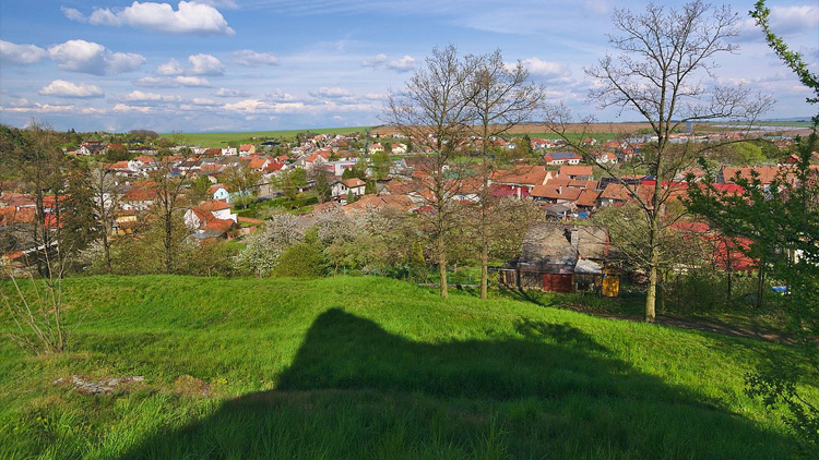 Opraví cestu ke kostelu