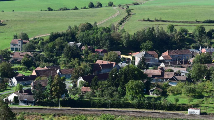 Cesta se dočkala nového koberce 