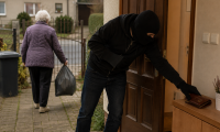 Šla vynést smetí, přišla o víc jak 30 tisíc korun
