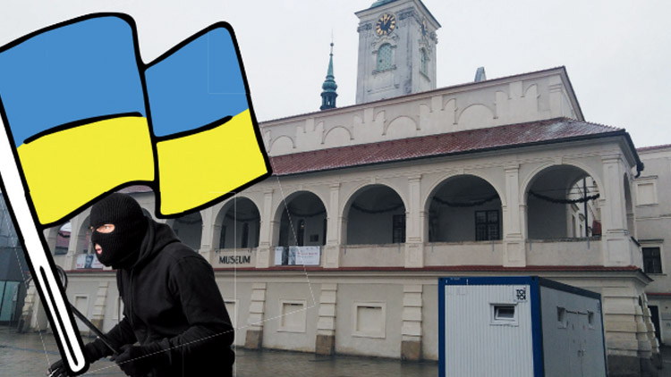 Ukradl ukrajinskou vlajku, pak ji ničil před muzeem