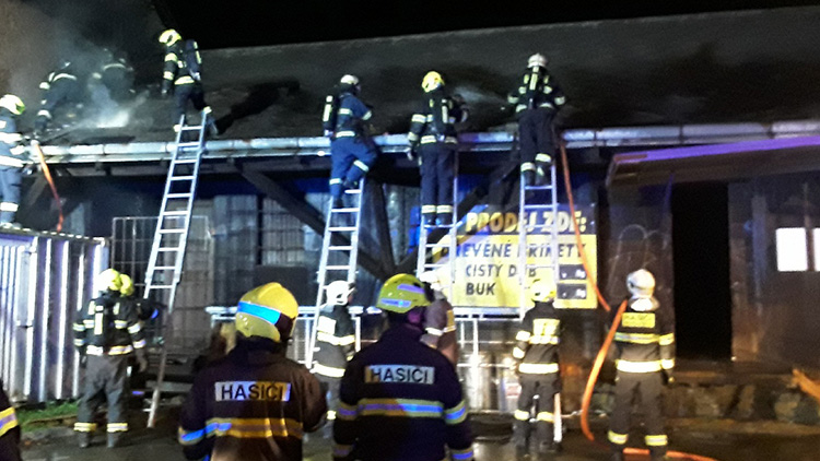 Požár u místního nádraží v úterý museli zlikvidovat hasiči
